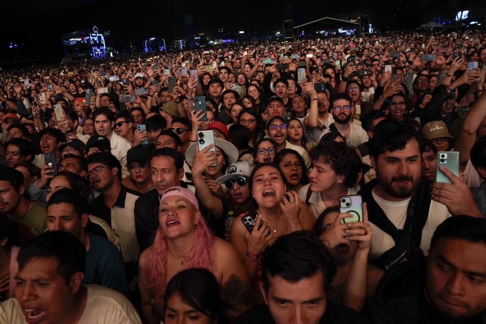 Fans celebran a The Lumineers durante su concierto en el festival Corona Capital en la Ciudad de México, el domingo 19 de noviembre de 2023. (Foto AP/Aurea Del Rosario)