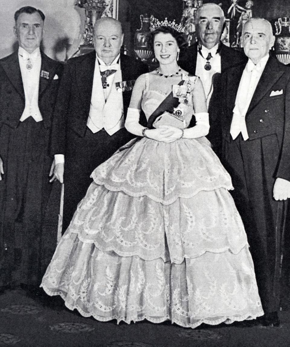 <p>Queen Elizabeth im Jahr 1952 zusammen mit dem damaligen Premierminister Winston Churchill (links von ihr). Mit ihm traf sie sich einmal pro Woche, um politische Angelegenheiten zu besprechen. </p>