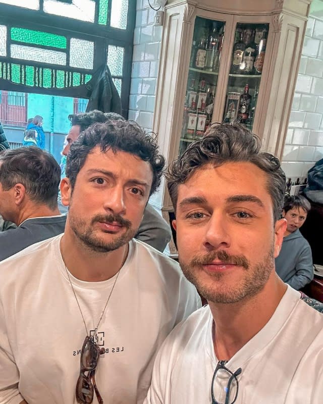 Onur Seyit Yaran (Hermanos) y Merve Tepelioğlu visitaron un conocido restaurante de Sevila