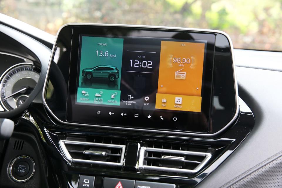 標配的9.0吋多功能觸控螢幕，能提供影音廣播、里程油耗及油電系統即時能源流向等資訊，並支援Apple Carplay & Android Auto連結功能。