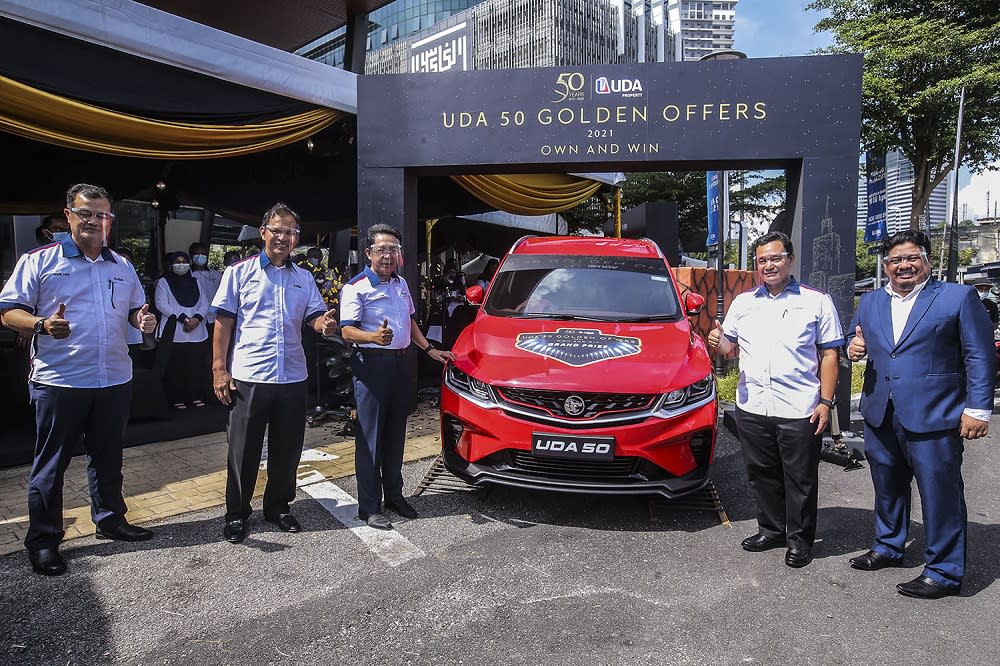 (From left) UDA group property development COO Noor Azmi Salleh, BoD member Nordin Mohd Zain, Jalaluddin, Mohd Salem, and BoD member Mohd Asri Abdul Ghani showing off the grand prize for the campaign. — Picture by Hari Anggara