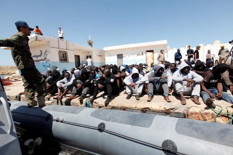 A Tripoli, des migrants empêchés par les autorités libyennes de partir clandestinement. La Commission européenne propose de lier aide au développement et partenariats économiques avec les pays d'Afrique à leur coopération dans la lutte contre l'émigration clandestine vers l'Europe. /Photo prise le 7 juin 2016/REUTERS/Ismail Zitouny