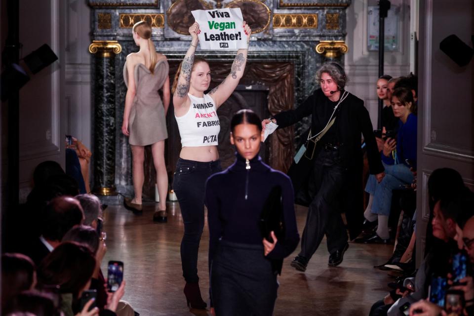 維多利亞貝克漢3月1日在巴黎時裝周展示秋冬新裝，被「善待動物組織」成員衝進伸展台鬧場。路透社