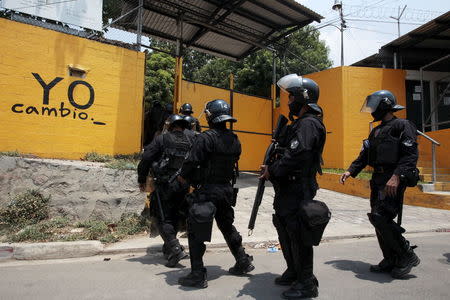 Salvadoran policemen walks in at the Quezaltepeque jail in Quezaltepeque, El Salvador, March 29, 2016. REUTERS/Jose Cabezas