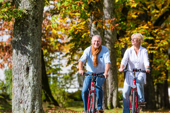 Muchos hombres volverían a formar pareja cuando envejecen. Foto: kzenon/iStock