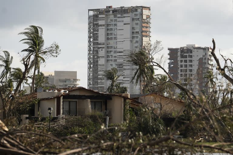 Edificios rodeados de escombros tras el paso del devastador huracán Otis