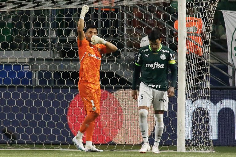 Sergio Romero celebra tras detener el remate del paraguayo Gustavo Gómez