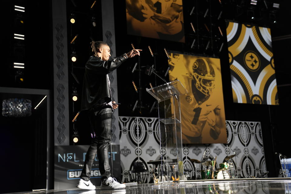 Chase Claypool announces Georgia wide receiver George Pickens as the Pittsburgh Steelers selection during the second round of the NFL football draft Friday, April 29, 2022, in Las Vegas. (AP Photo/John Locher)