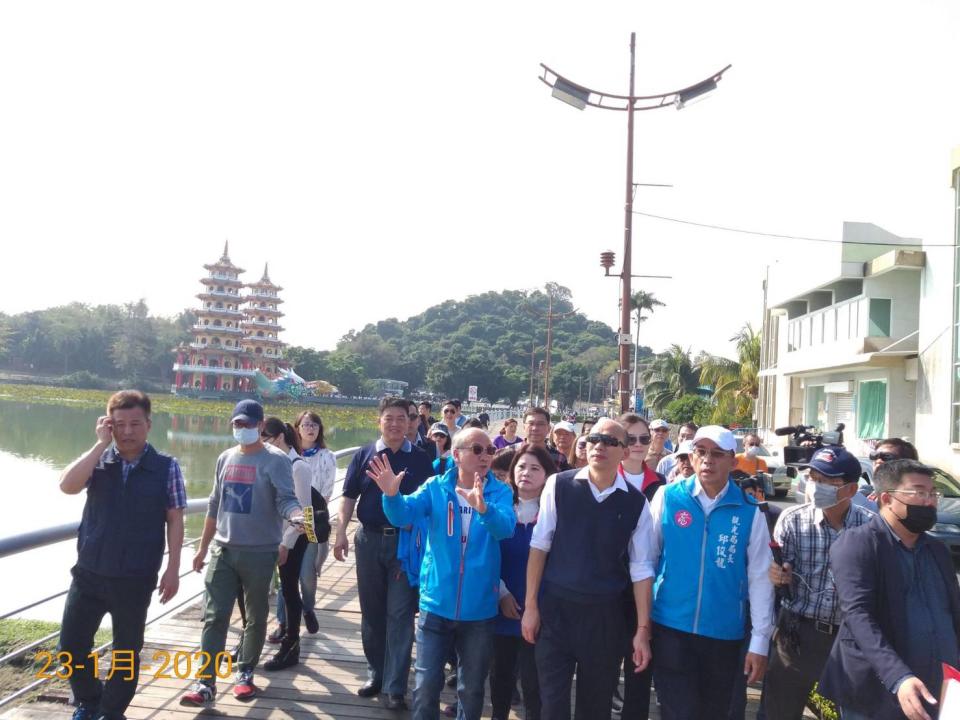 高雄市長韓國瑜(中)春節假期第一天巡視蓮池潭風景區。   圖：高雄市政府/提供