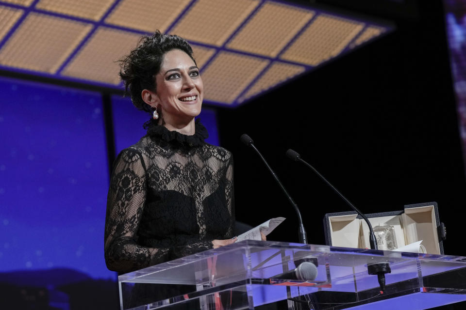 Zahra Amir Ebrahimi recibe el premio a la mejor actriz en el Festival de Cine de Cannes, por "Holy Spider", el sábado 28 de mayo de 2022 en Cannes, Francia. (Foto por Joel C Ryan/Invision/AP)