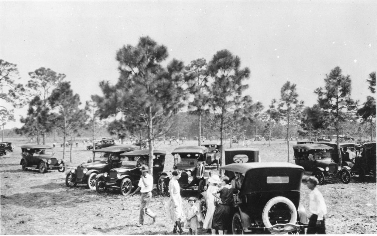 Sarasotans build a fairgrounds and baseball diamond in 1923.