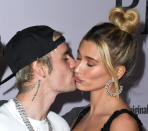 Justin Bieber y Hailey Bieber, que son marido y mujer desde 2018, regalaron a los fotógrafos varios besos y gestos de complicidad. (Foto: Steve Granitz / Getty Images)
