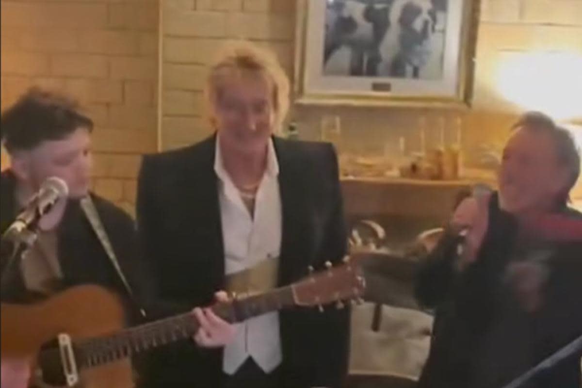 Sir Rod Stewart delights fans with surprise performance at Glasgow bar <i>(Image: TikTok)</i>