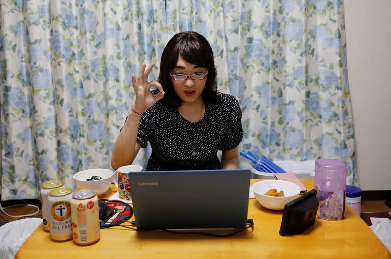 Anzu uses online drinking party service "Tacnom" at his house in Yokohama