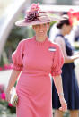 <p>Ein weiterer Look von der Ascot 2017 bestand aus einem altrosafarbenem, hochgeschlossenem Kleid und einem Hut mit breiter Krempe.<em> [Bild: Getty]</em> </p>