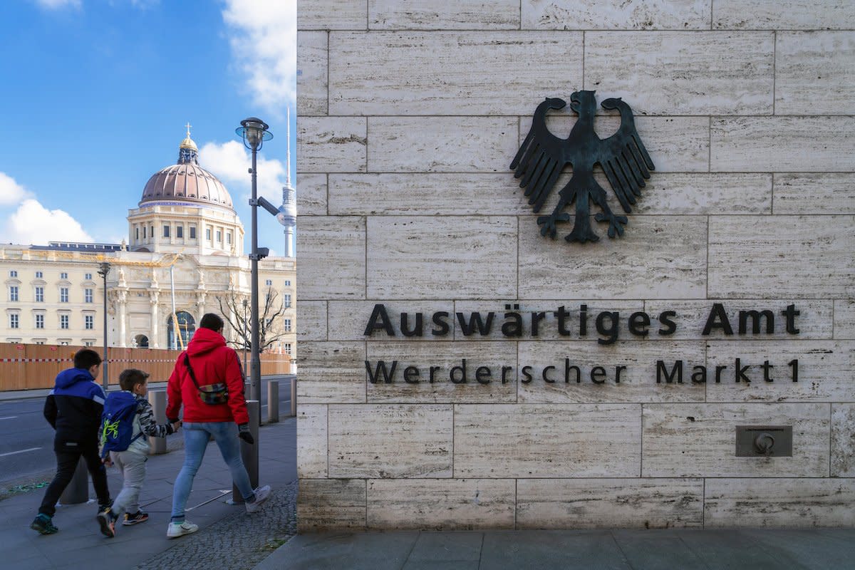 Das Logo des Auswärtigen Amts am Hauptsitz der Bundesbehörde in Berlin. Im ersten Halbjahr 2022 hat Deutschland fast 25.000 Visa an russische Staatsbürger vergeben. - Copyright: picture alliance/Daniel Kalker 