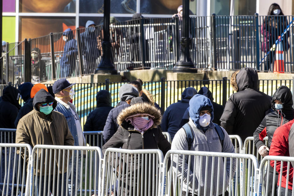 Personas esperan en largas filas frente a hospitales en Nueva York, que están a tope y con recursos insuficientes, para que se les realice la prueba de detección del coronavirus. (AP Photo/Mary Altaffer)