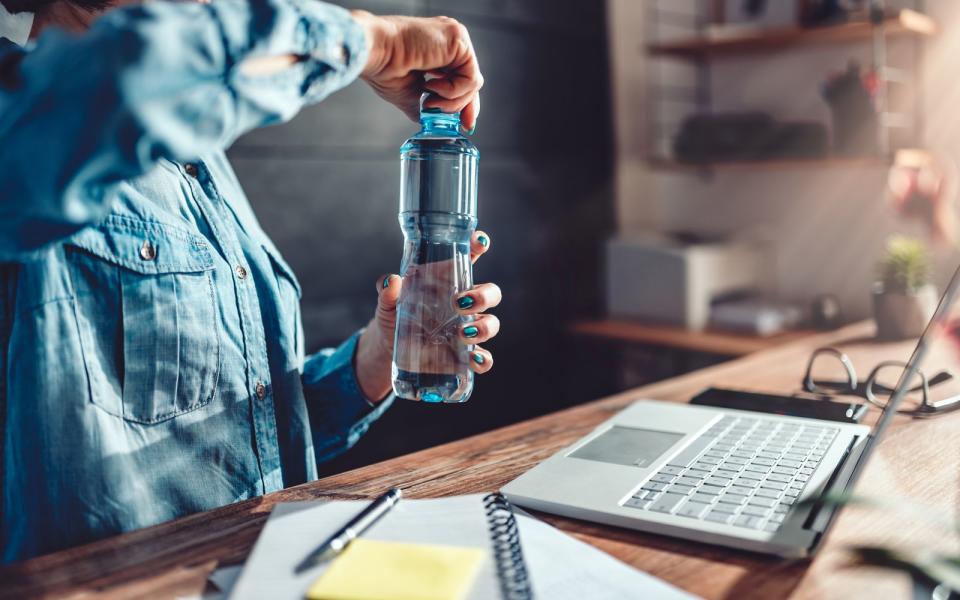 Haben Sie sich schon mal gefragt, warum auf manchen Wasserflaschen ein Mindesthaltbarkeitsdatum steht? Dieses bezieht sich nicht auf das Wasser an sich, sondern auf die Plastikflasche: Je länger diese herumsteht, desto größer ist die Gefahr, dass sich giftige Stoffe aus dem Plastik lösen. Wasser aus Glasflaschen können Sie hingegen auch weit nach dem Ablaufdatum noch bedenkenlos trinken. (Bild: iStock / Kerkez)