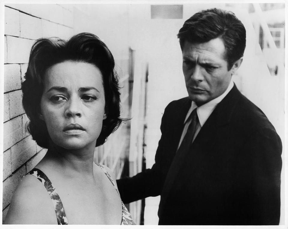 En 1961, Jeanne Moreau joue dans le film <em>La Nuit</em> de Michelangelo Antonioni. Face caméra, elle donne à Marcello Mastroianni la réplique et hors champ c’est son cœur et son corps qu’elle lui offre. "<em>Elle était tout le temps à la recherche de l’amour. Et ensuite, elle laissait ses victimes sur le bord de la route</em>", confie alors le comédien. Trente ans plus tard, les anciens amants se retrouvent à l’affiche du film <em>Le Pas suspendu de la cigogne</em>. À cette occasion, la comédienne confirme à Thierry Ardisson, dans l’émission <em>Double jeu</em> : "<em>On avait été très amoureux l'un de l'autre...On s'est retrouvé changés mais pas mal... On savait qu'on existait, on a repris des conversations qu'on n'avait pas terminées</em>". On connait la suite : "<em>Chacun pour soi est reparti, Dans l'tourbillon de la vie </em>!" ©<em>Getty Images</em>