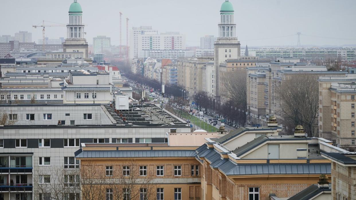 Ein Blick über die Karl-Marx-Allee in Berlin. Der Mietendeckel tritt am morgigen Sonntag in Kraft.