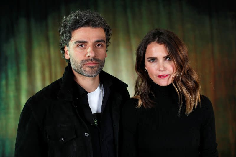 Los miembros del elenco Oscar Isaac y Keri Russell posan para un retrato mientras promocionan la película "Star Wars: The Rise of Skywalker" en Pasadena, California