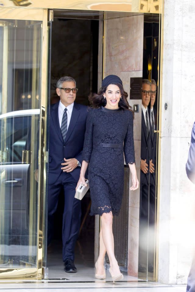 <p>Amal s’est inspirée de la duchesse de Cambridge en optant pour cette robe en dentelle bleu marine, lors d’une visite au Vatican. (Photo par : Splash News)</p>