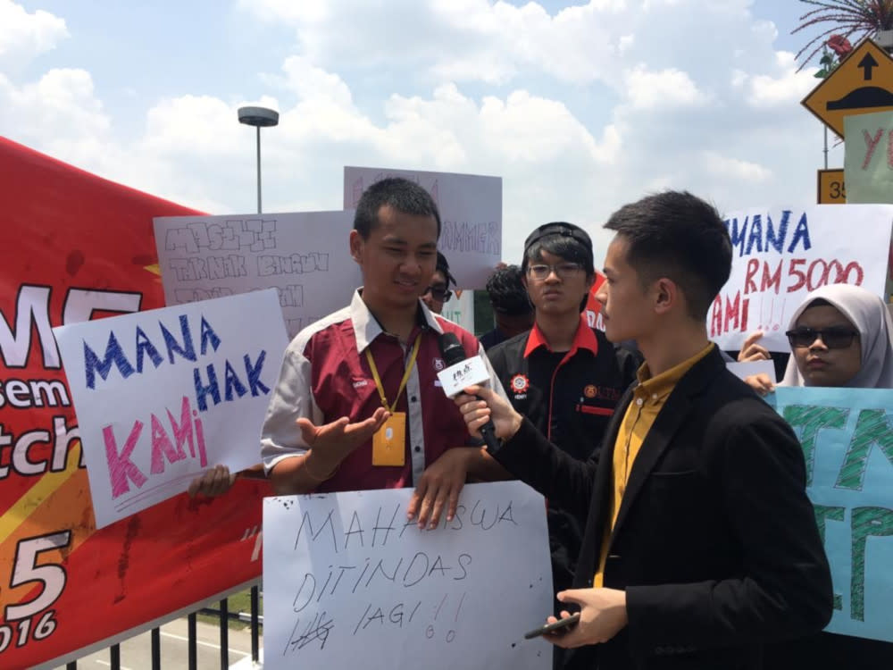 UTM students demonstrate against a fee hike outside Parliament on October 11, 2019. — Picture by Radzi Razak