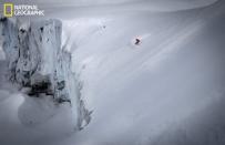 Uno snowboarder curva per evitare un precipizio a El Cajon del Maipo, nelle ande cilene a El Morado (courtesy Cristian Saavedra/National Geographic Your Shot)<br><br> <a href="http://it.notizie.yahoo.com/foto/le-migliori-foto-del-national-geographic-1325692018-slideshow/" data-ylk="slk:Guarda altre immagini del National Geographic;elm:context_link;itc:0;sec:content-canvas;outcm:mb_qualified_link;_E:mb_qualified_link;ct:story;" class="link  yahoo-link">Guarda altre immagini del National Geographic</a><br> <br> <a href="http://it.notizie.yahoo.com/foto/lo-spettacolo-della-natura-ottobre-1320393161-slideshow/national-geographic-ragnatela-photo-1320393037.html" data-ylk="slk:Guarda lo spettacolo della natura di ottobre;elm:context_link;itc:0;sec:content-canvas;outcm:mb_qualified_link;_E:mb_qualified_link;ct:story;" class="link  yahoo-link">Guarda lo spettacolo della natura di ottobre</a><br> <br> <a href="http://it.notizie.yahoo.com/foto/lo-spettacolo-della-natura-1317657282-slideshow/" data-ylk="slk:Guarda lo spettacolo della natura di settembre;elm:context_link;itc:0;sec:content-canvas;outcm:mb_qualified_link;_E:mb_qualified_link;ct:story;" class="link  yahoo-link">Guarda lo spettacolo della natura di settembre</a>