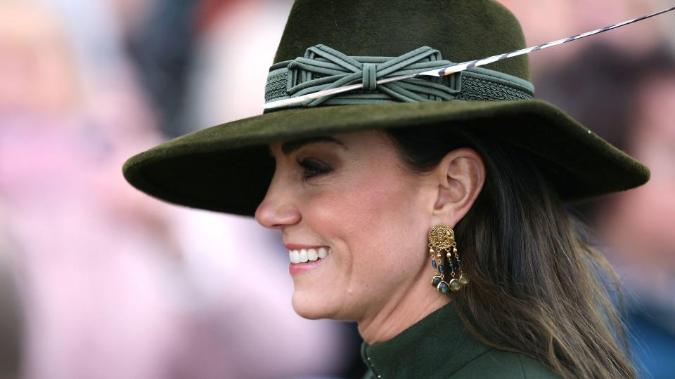 princess kate side profile wearing hat and statement earrings
