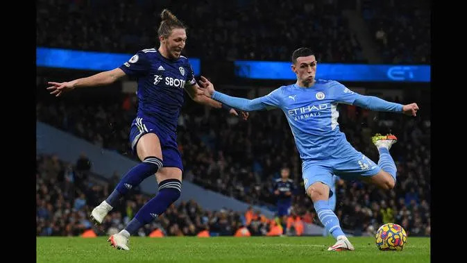 Dikenal karena passing dan dribbling yang cerdas serta tendangannya yang keras, Foden menambah koleksi golnya di musim 2020-21 dengan mencetak 16 gol dalam 50 penampilan. (AFP/Paul Ellis)