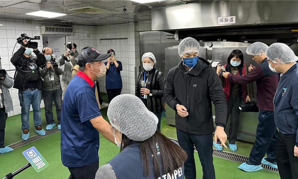 為了防範蘇丹紅流入校園，北市府6日宣布跟進「營養午餐禁用辣椒粉、咖哩粉」後，台北市長蔣萬安（藍色口罩者）7日上午也臨時新增行程，前往健康國小視察學校營養午餐供應情況。（丁上程攝）