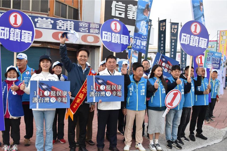 國民黨發動全台總動員街口拜票行動，苗栗縣長鍾東錦2日一早與國民黨立委候選人邱鎮軍一同在頭份市國1交流道旁拜票。（謝明俊攝）