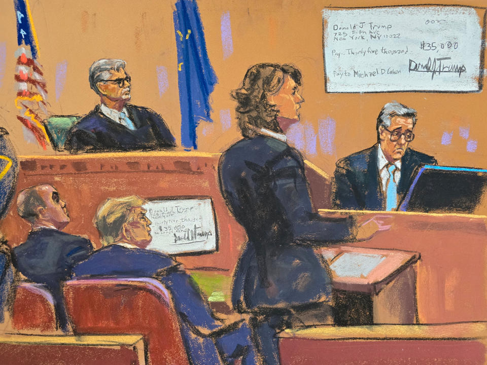 O ex-presidente Donald Trump e seu advogado Emil Pov observam o Tribunal Criminal de Manhattan enquanto Michael Cohen é interrogado pela advogada Susan Hoffinger perante o juiz Juan Mercen.