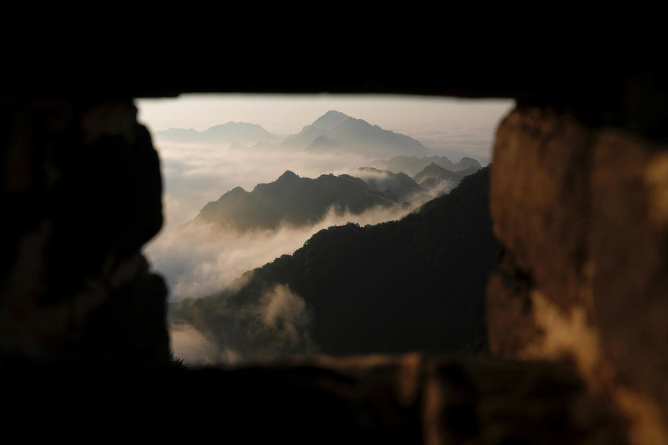 <p>Early morning fog covers the Jiankou section of the Great Wall, located in Huairou District, north of Beijing, China, June 7, 2017. (Photo: Damir Sagolj/Reuters) </p>