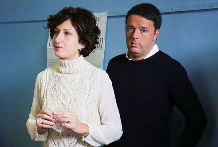 Italian Prime Minister Matteo Renzi and his wife Agnese wait to cast their votes for the referendum on constitutional reform, in Pontassieve, near Florence, northern Italy December 4, 2016. REUTERS/Leonardo Bianchi