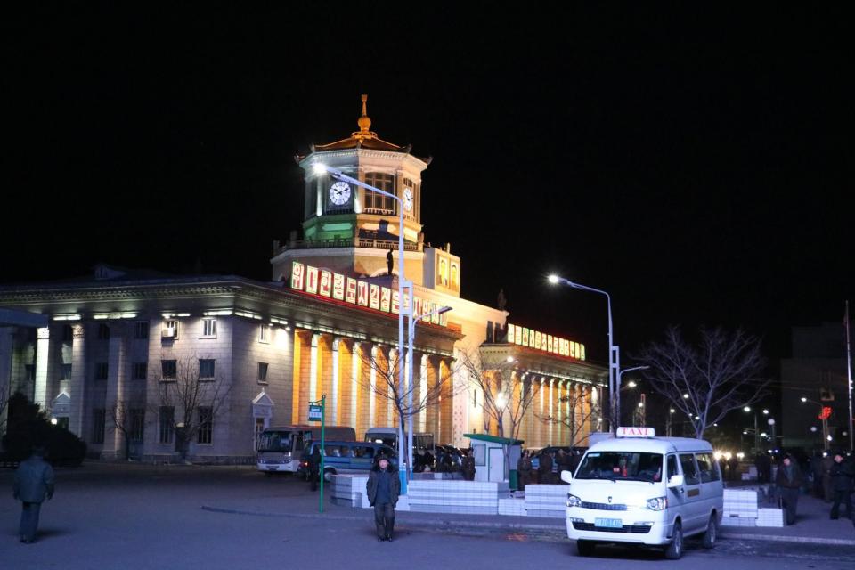 導遊帶我們夜遊平壤火車站，黑暗中看多了一份神秘，但仍然蒼涼。火車站前的人發現了我們，好像在叫我們快快離開。