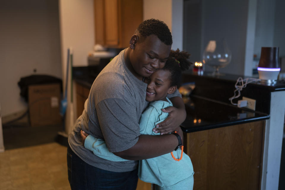 John Simon, un adolescente que se sometió a una cirugía bariátrica en 2022, abraza a su hermana, Haley, después de recibir un brazalete que ella le hizo, el 13 de marzo de 2023, en Los Ángeles. (AP Foto/Jae C. Hong)