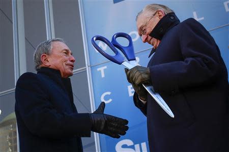 New York City Mayor Michael Bloomberg (L) and World Trade Center developer Larry Silverstein shake hands after a ribbon ceremony to mark the opening of the new 4 World Trade Center in New York November 13, 2013. REUTERS/Shannon Stapleton