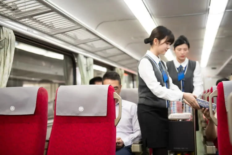 Taiwan PASS台鐵版可享有2人同行1人免費優惠。台鐵提供