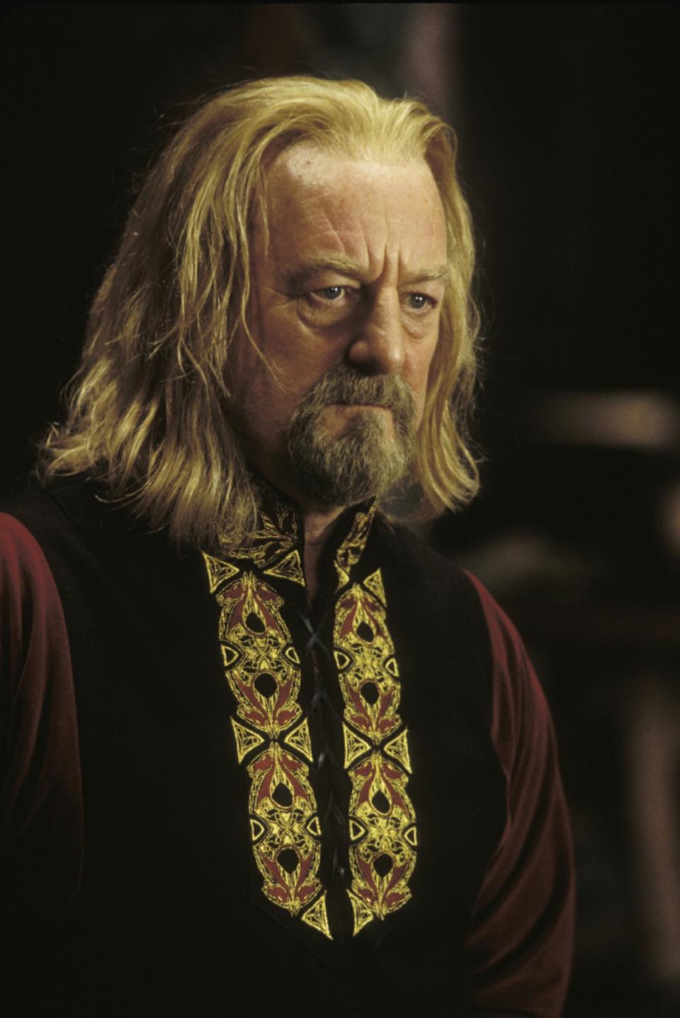 伯納希爾在《魔戒》系列飾演洛汗國王希優頓。（圖／Getty）