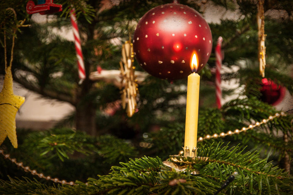 Dass viele Deutsche ihren Baum mit echten Kerzen schmücken, wird von anderen Ländern als skurriler Brauch erachtet. (Bild: Getty Images)