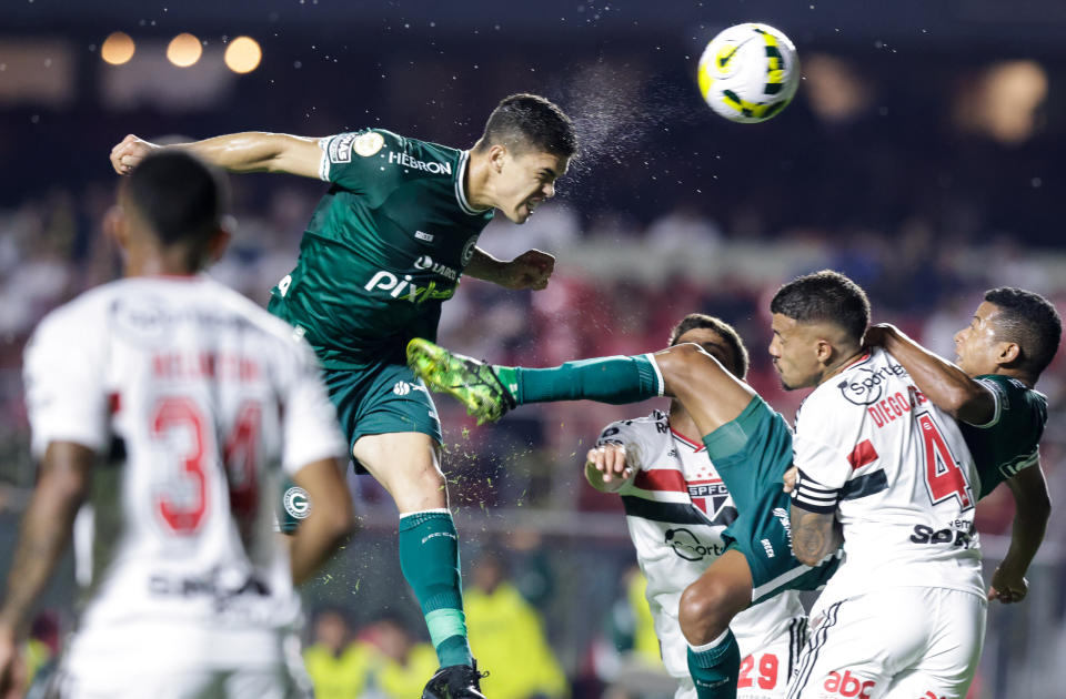 Danilo Cordoso de Goias cabecea el balón y anota el segundo gol de su equipo durante un partido entre Sao Paulo y Goias como parte de la Serie A 2022 de Brasileirao en el Estadio Morumbi el 23 de julio de 2022. (Foto: Alexandre Schneider/Getty Images)