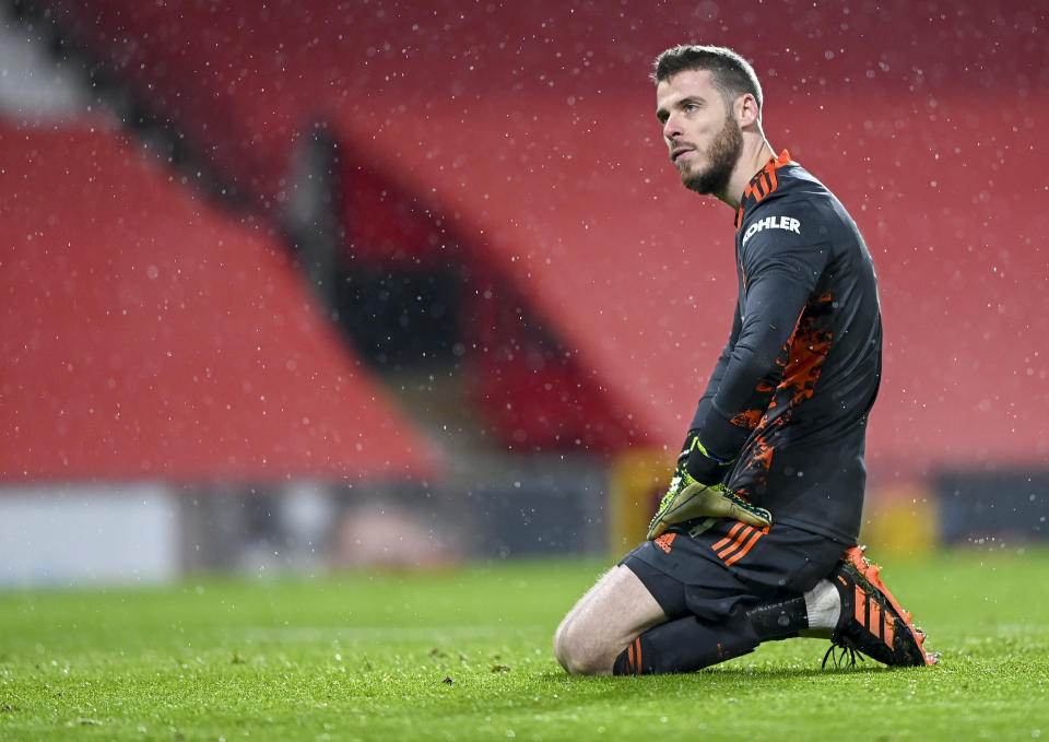 El arquero del Manchester United David de Gea luego que Oliver Burke de Sheffield United anotó el gol para la victoria 2-1 en el partido por la Liga Premier inglesa, el miércoles 27 de enero de 2021. (AP Foto/Laurence Griffiths, Pool)