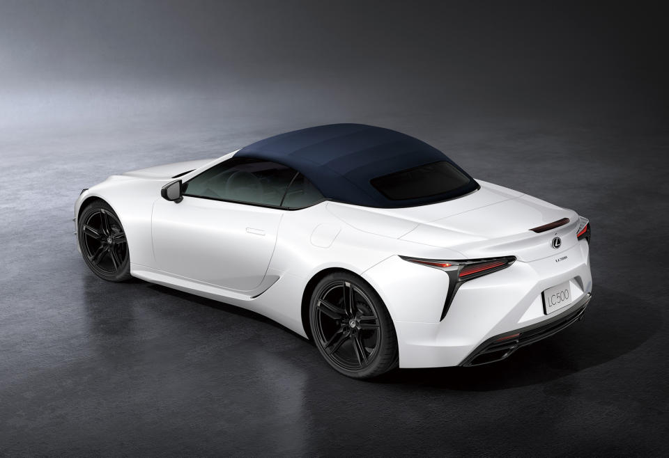 Lexus LC Convertible Limited Edition搭配專屬藍色軟頂敞篷，展現GT敞篷跑車難以忽視之風采。