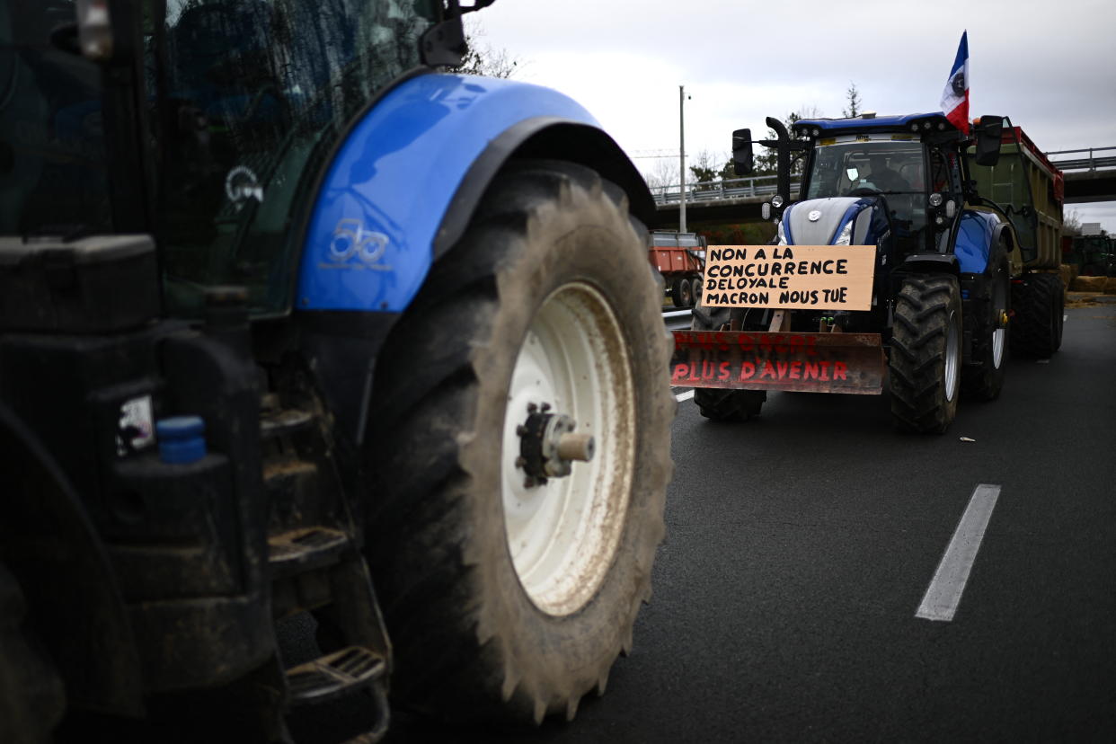 Des agriculteurs bloquent l'autoroute A62 pour protester contre la fiscalité et la baisse des revenus, près d'Agen, le 23 janvier 2024 (Photo by Christophe ARCHAMBAULT / AFP) 