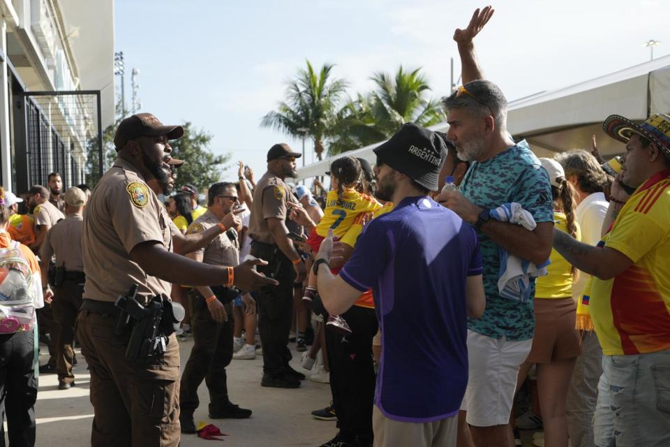 La policía habla con aficionados en la antes