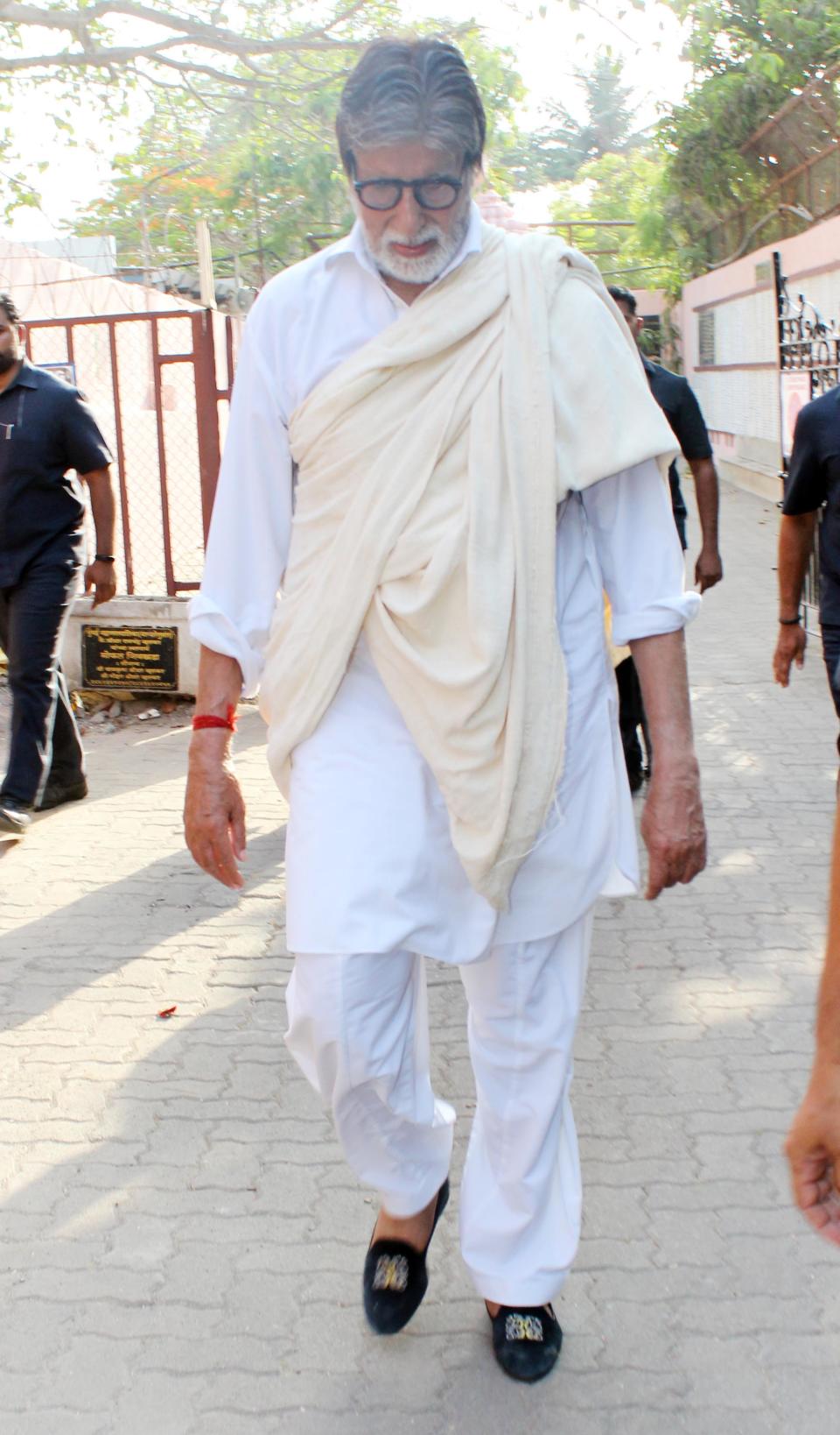 Amitabh Bachchan arrives to pay his respects.