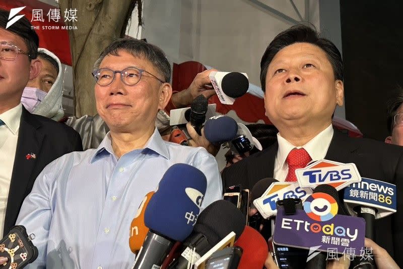 <cite>傅崐萁（右）表示，柯文哲（左）有非常大的善意，畢竟要讓台灣好、兩岸和平，要在這個時機為台灣做更多事，大家必須同心協力。（羅立邦攝）</cite>