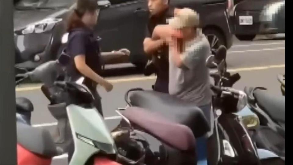 婦人騎車"未戴安全帽"遭開單   情緒失控攻擊2警   遭員警壓制在地