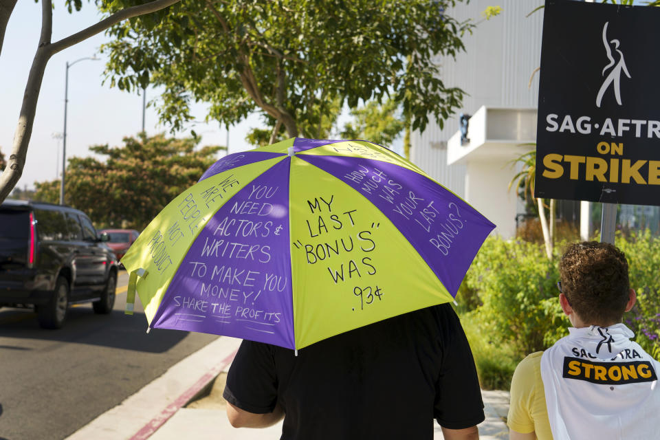 Actores y guionistas en huelga protestan fuera de los estudios Netflix el 25 de julio de 2023 en Los Ángeles. (Foto AP/Mya Vinnett)